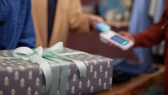 girocard-Studie zu Weihnachtseinkäufen<br />
Menschen in Deutschland schenken – auch in schwierigen Zeiten