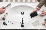 Badezimmer, Handwerker, Frau schiebt girocard in Lesegerät