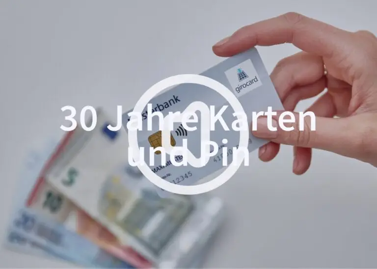 Hand hält eine girocard mit dem Schriftzug 30 Jahre Karten und Pin im Vordergrund, im Hintergrund sind Euro-Banknoten sichtbar.