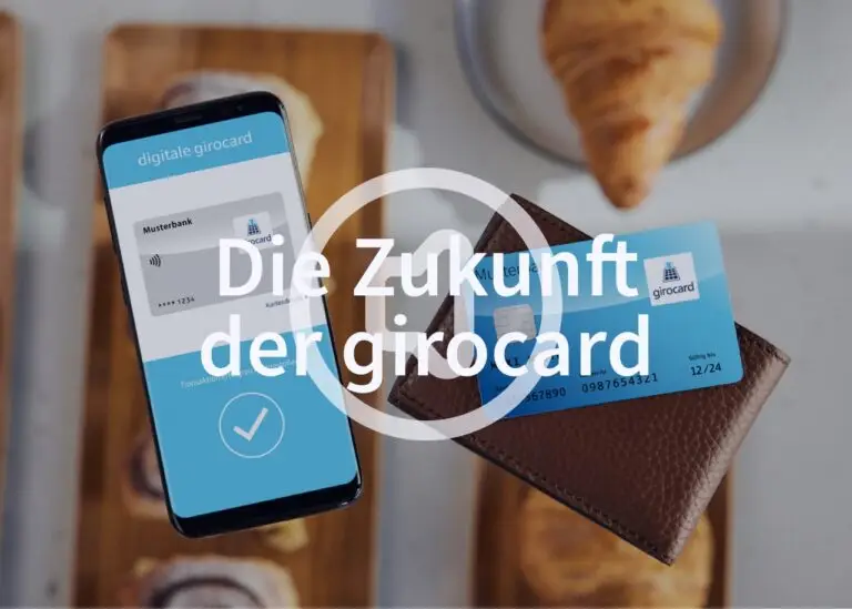 Bild eines Smartphones, das die digitale girocard zeigt, neben einer Geldbörse mit einer physischen girocard; im Hintergrund sind Gebäck und eine entspannte Café-Atmosphäre zu sehen.