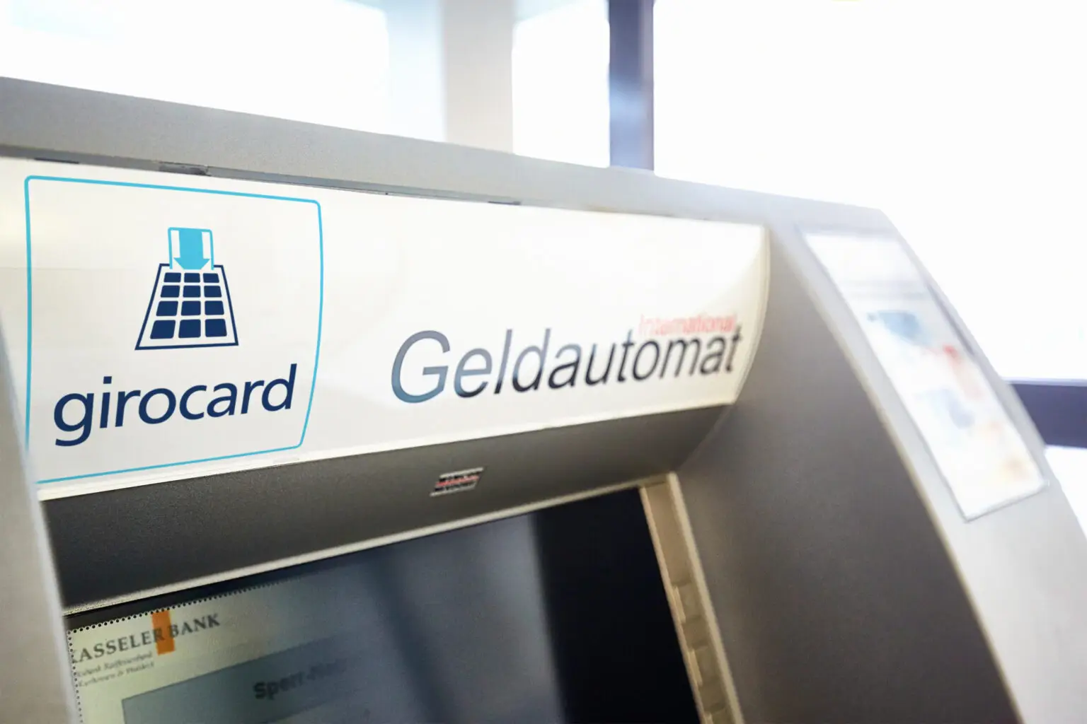 Geldautomat mit girocard-Logo, der internationale Geldabhebungen ermöglicht, in einer modernen Umgebung.