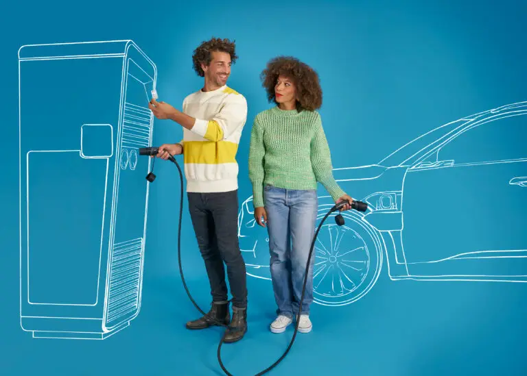 Paar mit Elektroautoladegerät vor einer skizzierten Ladestation und einem Elektroauto, symbolisiert die Zukunft der nachhaltigen Mobilität.