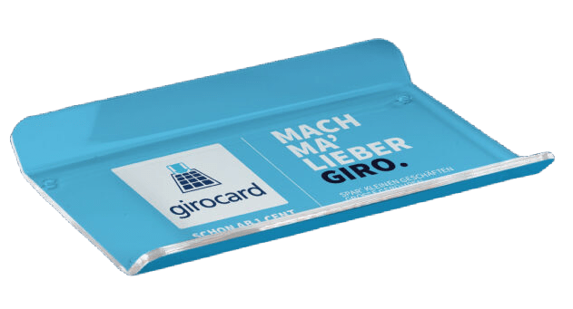 Transparente Halterung für girocard mit dem Slogan Mach ma lieber Giro und dem Logo der girocard, ideal für den Einsatz in Geschäften zur Kundeninformation.