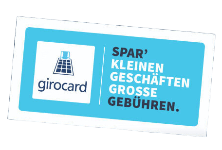 Girocard Werbung mit dem Slogan Spar kleinen Geschäften große Gebühren, das Logo der Girocard und einem blauen Hintergrund.