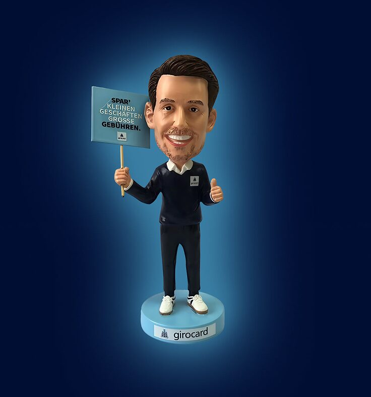 Wackelkopf-Figur „Giro“ mit Fähnchen.